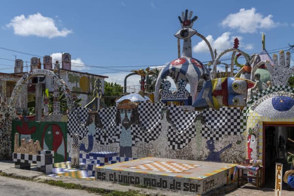 Fusterlandia, el barrio cubano donde se mezclan arte urbano y mar