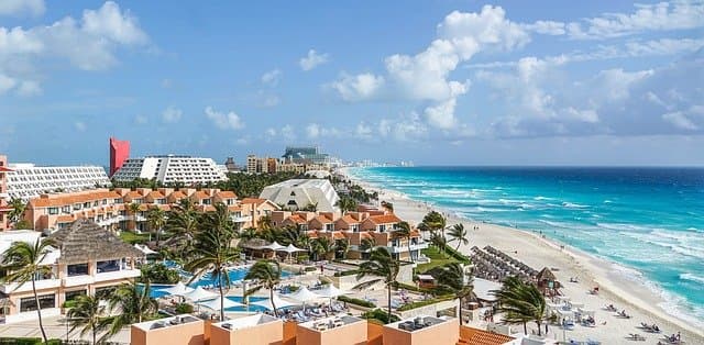 Quintana Roo iniciaría vacunación de personal turístico