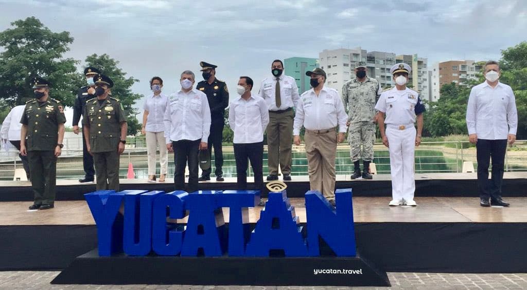 Secretario de OMT participa en banderazo de inicio del verano en Yucatán