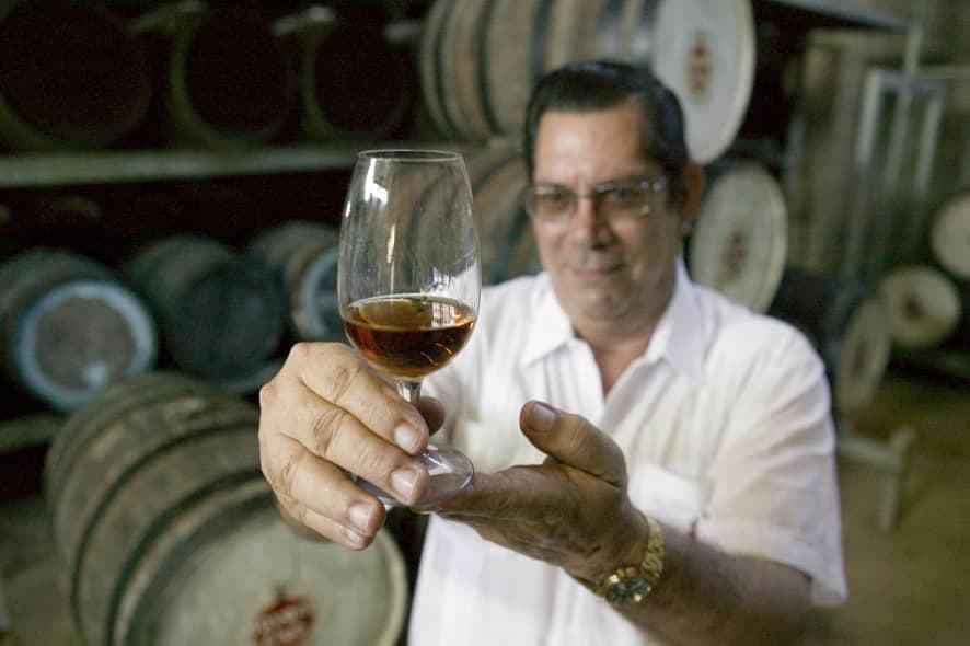 Un perfil de Facebook para homenajear a los Maestros del Ron Cubano