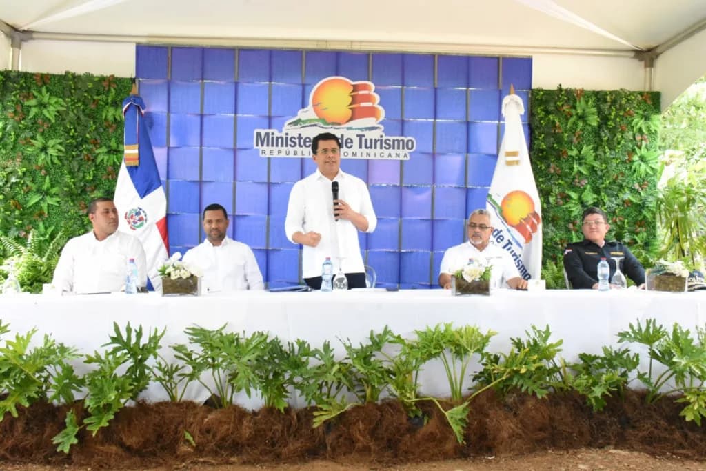 Ministro de Turismo deja iniciados trabajos en vías de Las Terrenas, Samaná
