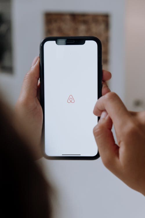 Airbnb prepara cobros en criptomonedas