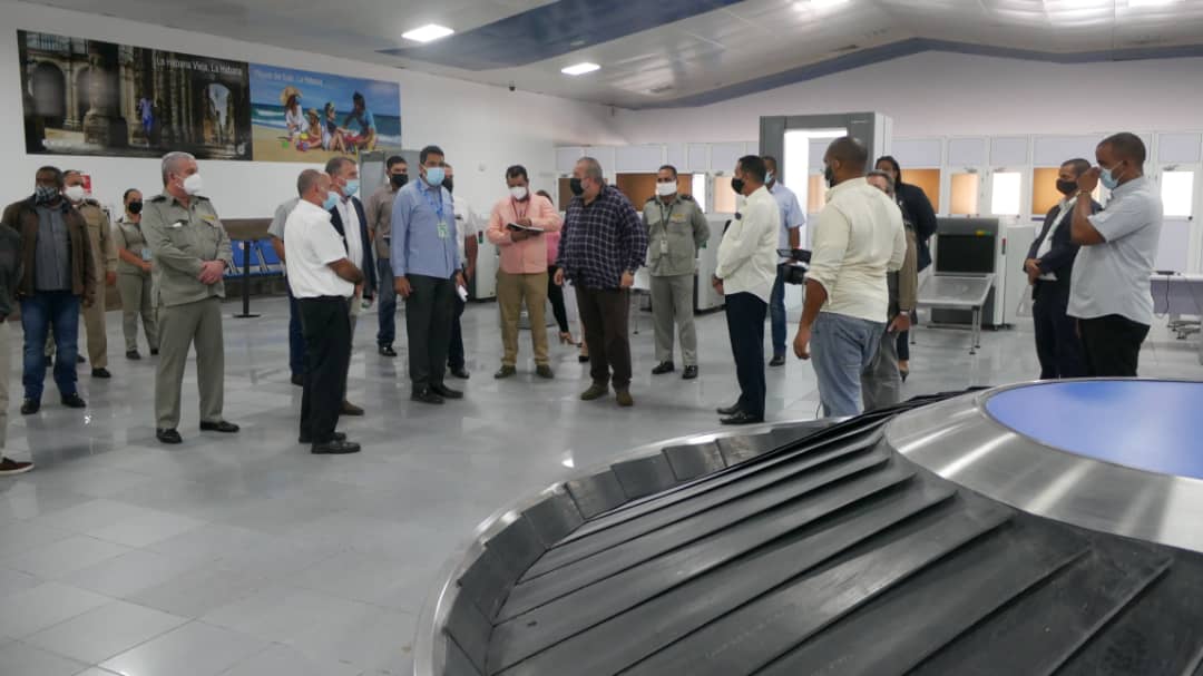 Primer ministro cubano evalúa aeropuertos del país para reapertura turística