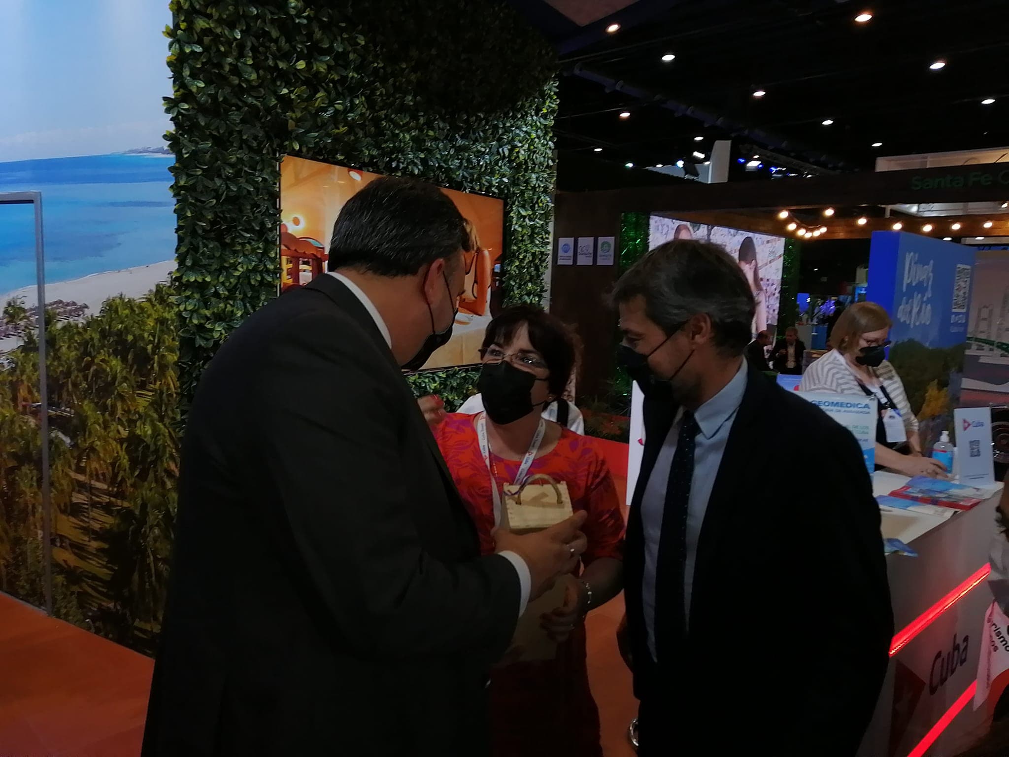 Ministro de Turismo y Deportes de Argentina visita stand de Cuba en FIT 2021