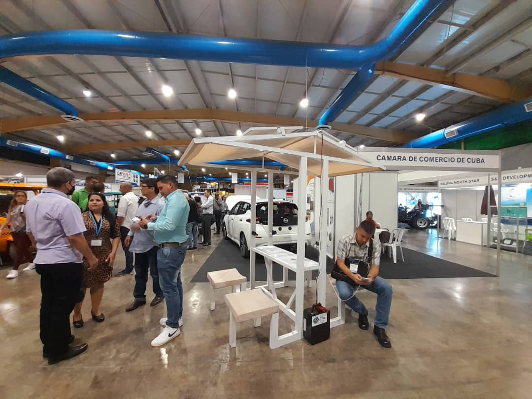 ¡Una sombrilla para cargar teléfonos móviles!