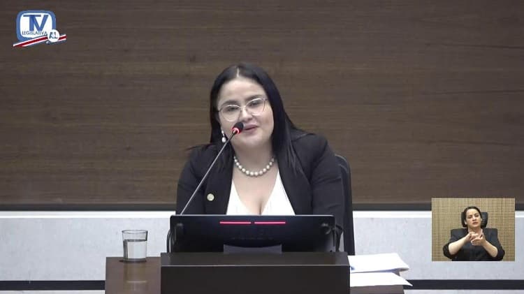 In Costa Rica "closing the country again is not an option" Miniser of Health said