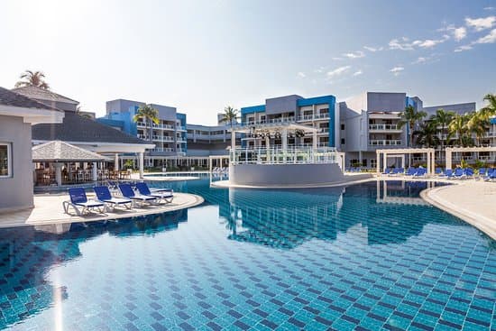 Profesionales del turismo visitan el nuevo Sol Caribe Beach