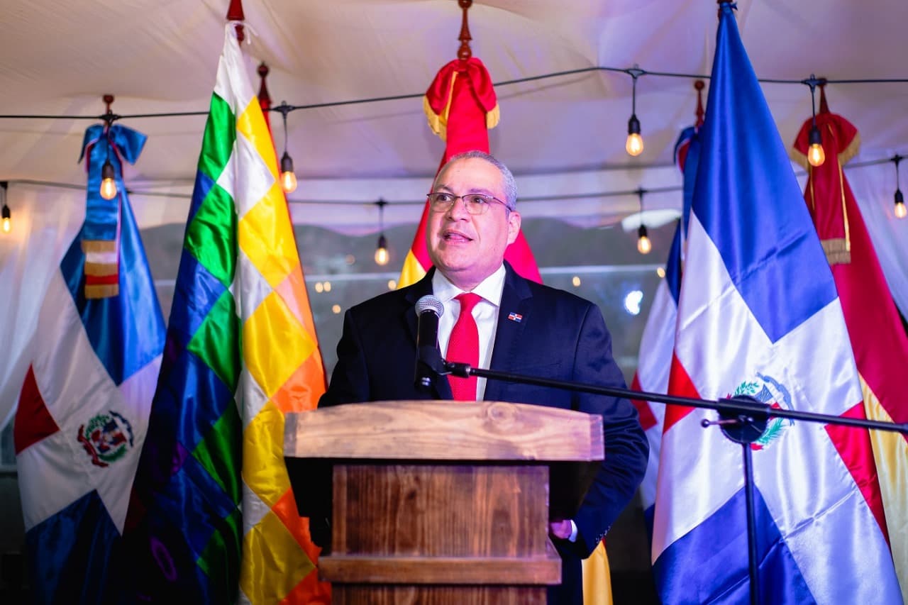 Dominicana lleva el Caribe a Bolivia con la primera playa en La Paz