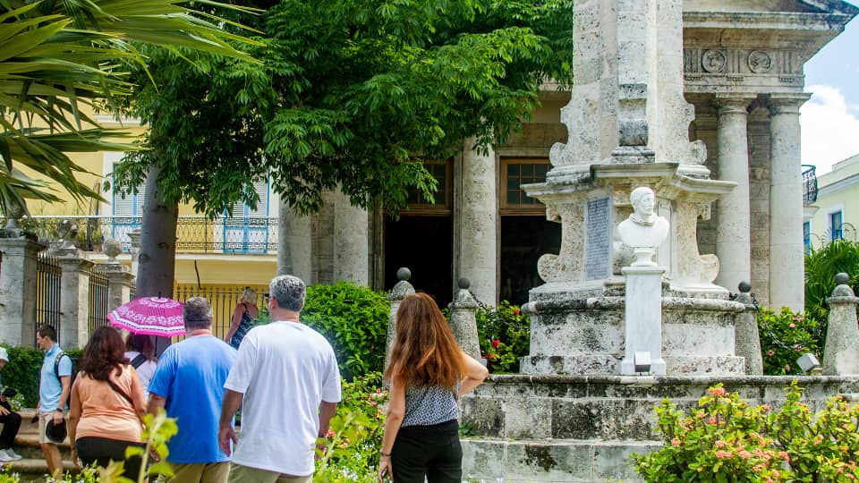 Tradiciones habaneras: rituales que perpetúan el alma de la ciudad