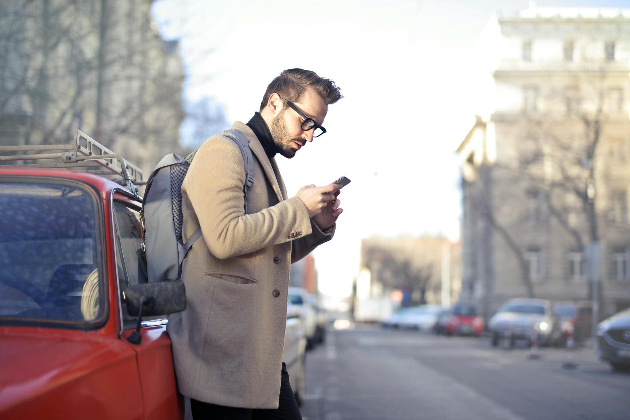 Booking.com introduce i nuovi strumenti AI