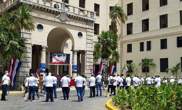 Trabajadores del Grupo Hotelero Gran Caribe apoyan labores en centros de salud