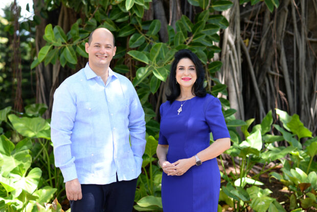 Dr. Alejandro Cambiaso, presidente de la Asociación Dominicana de Turismo de Salud (ADTS) y la Lic. Amelia Reyes Mora, presidenta de AF Comunicación Estratégica