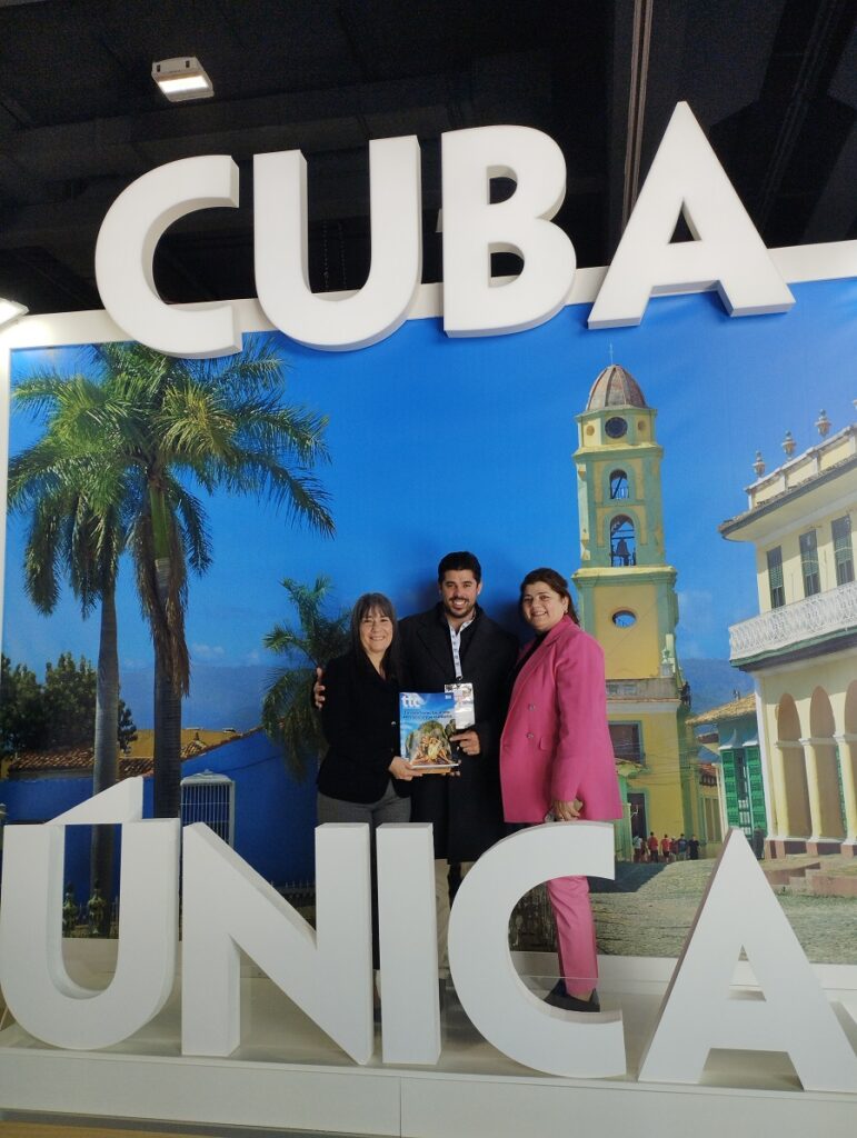 Embajadora de Cuba en Italia, San Marino y Malta Mirta Granda Averhoff y la Consejera de Turismo en Roma, Madelen González Pardo, y Coolaborado de TTC en BIT Milán. Foto: TTC