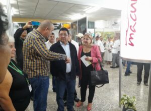 Remmy González, Ministro de Desarrollo Rural y Tierras de Bolivia conversa con expositores.